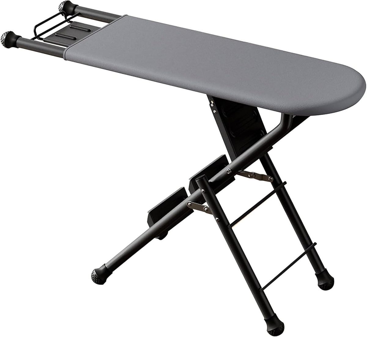 La table de repassage associe des appuis antiderapants a une structure pliante