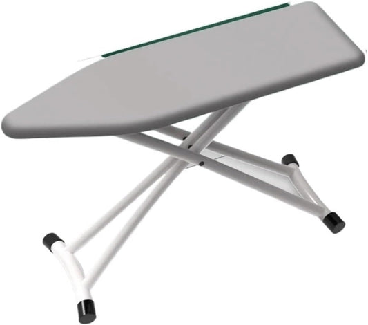 La table de repassage comprend un format compact avec un support pour le fer
