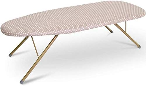 Une table de repassage dispose de des appuis antiderapants et d'un support pour le fer