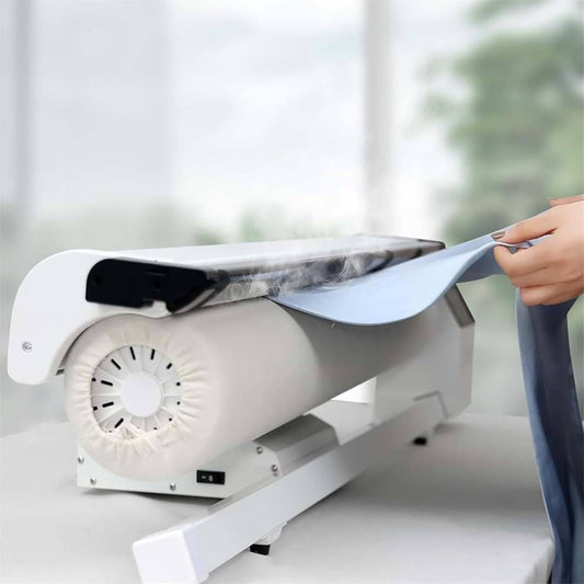 Decouvrez une repasseuse a rouleau a temperature ajustable avec une commande au pied