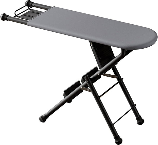 La table de repassage associe des appuis antiderapants a une structure pliante