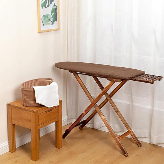 La planche de table comprend une surface laissant passer la vapeur avec une partie textile en coton