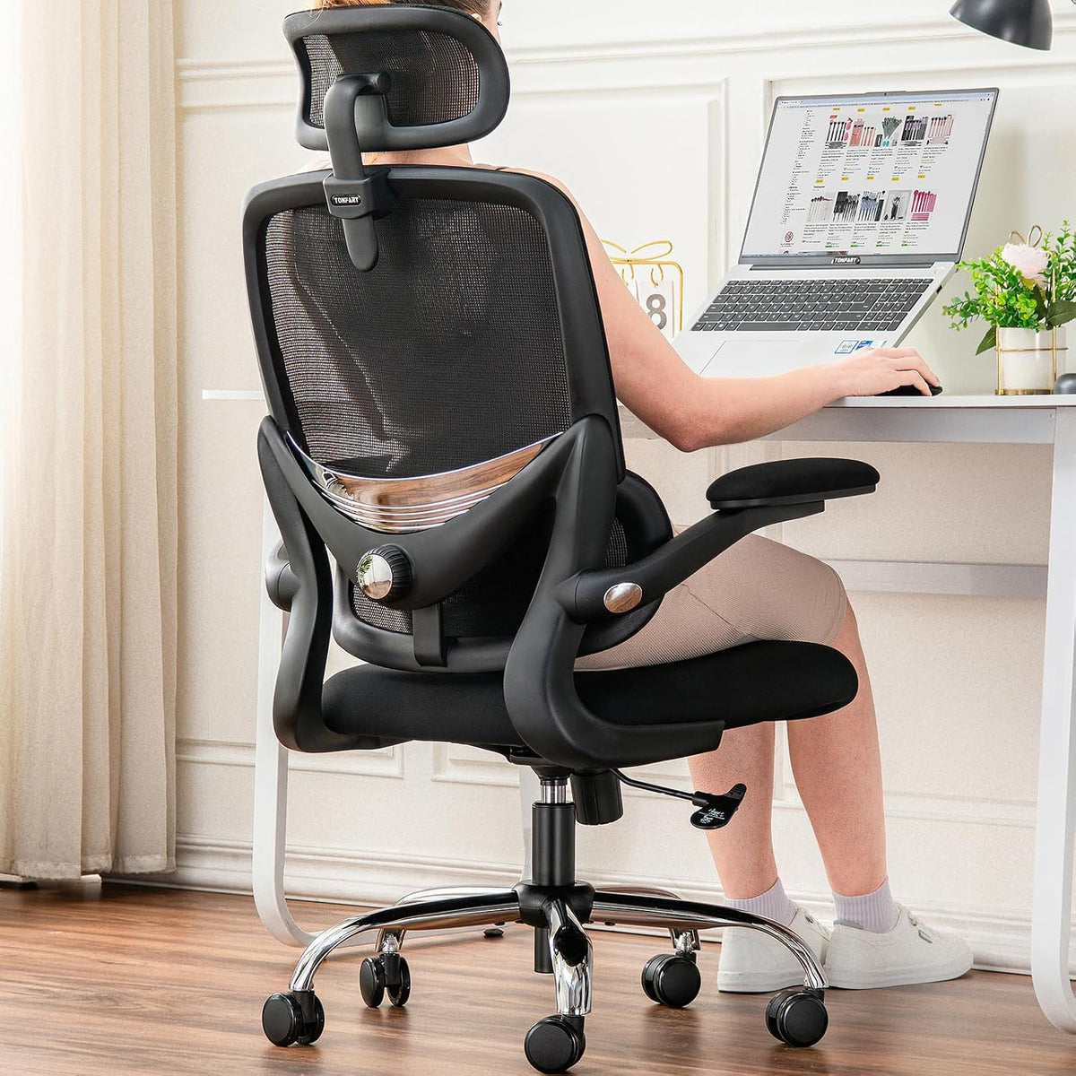 Cette chaise a structure metallique dispose aussi de des roulettes